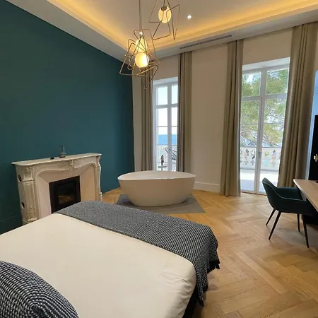 Maison De Maitre Avec Piscine En Front De